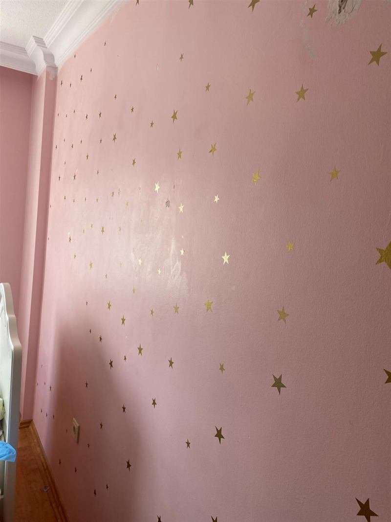 Boya öncesi, eskimiş ve nem lekesi bulunan bir duvar