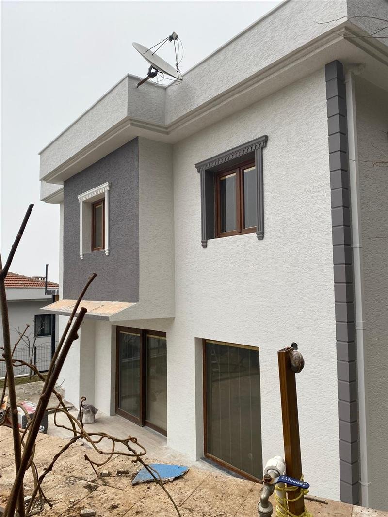 Gri ve beyaz tonlarda tamamlanmış bir villa dış cephesi